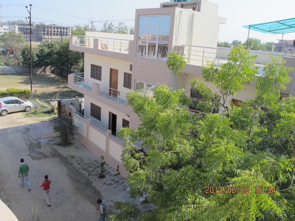 Pyrenees Homestay Agra  Exteriér fotografie
