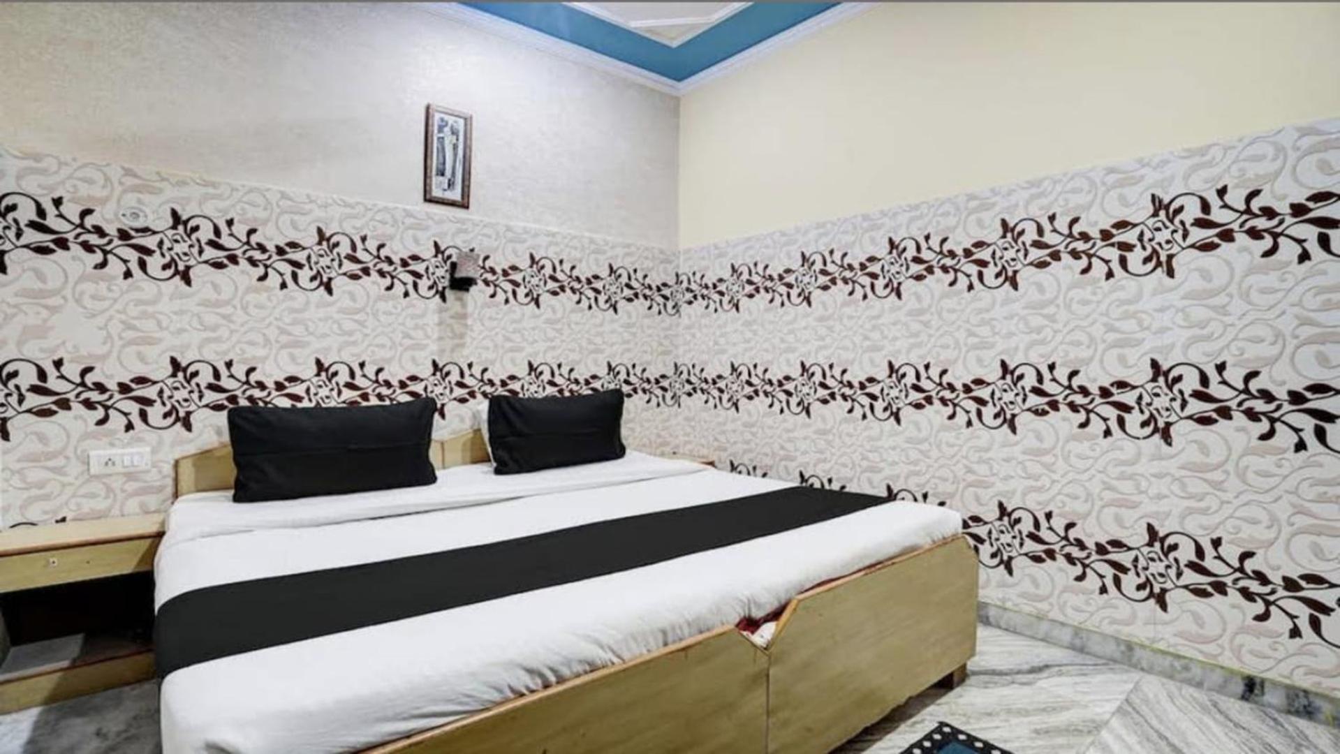 Pyrenees Homestay Agra  Exteriér fotografie