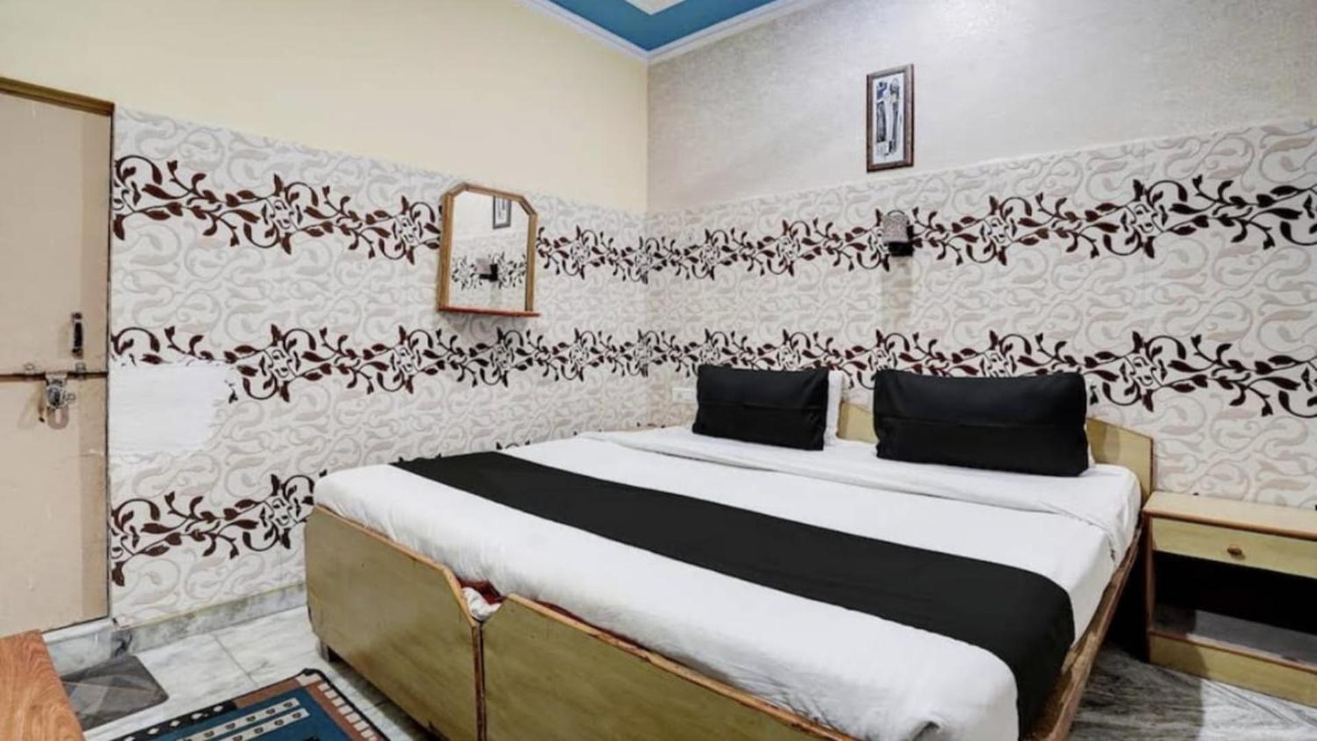 Pyrenees Homestay Agra  Exteriér fotografie