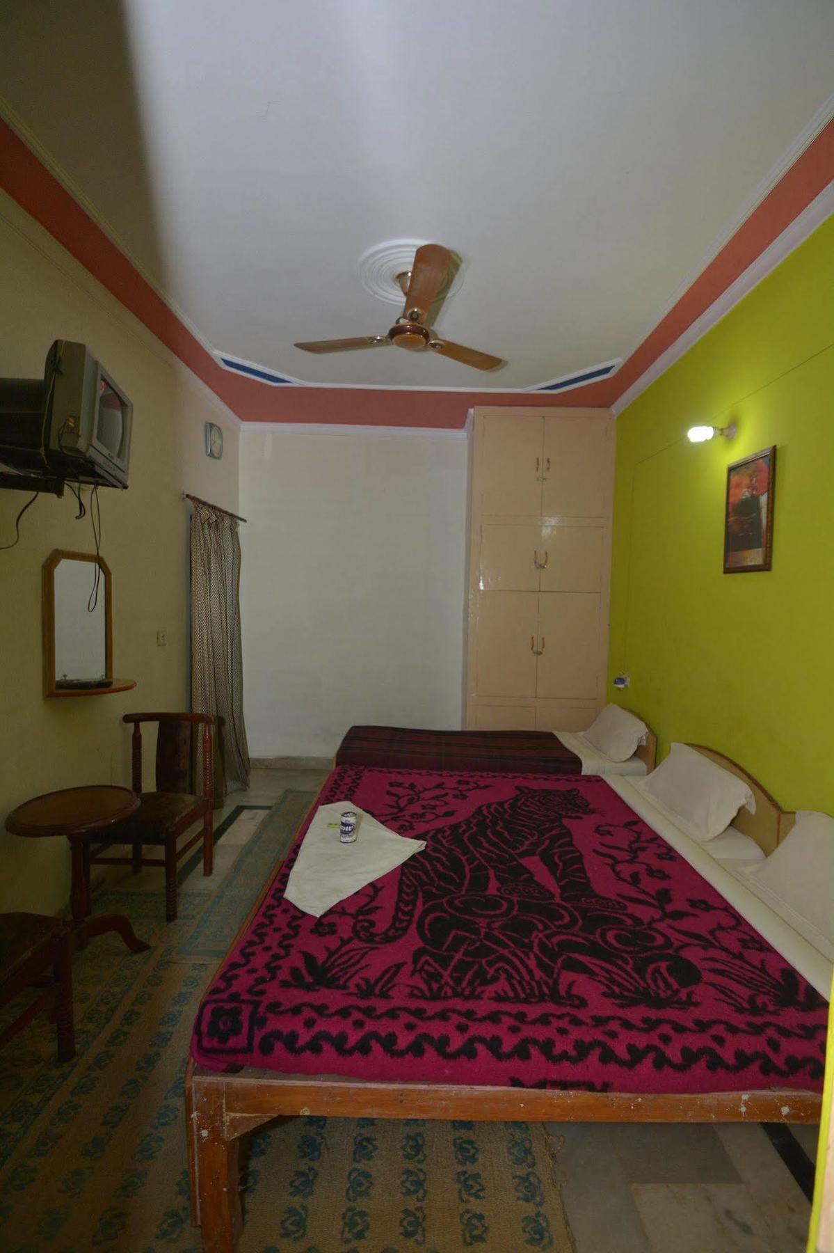 Pyrenees Homestay Agra  Exteriér fotografie