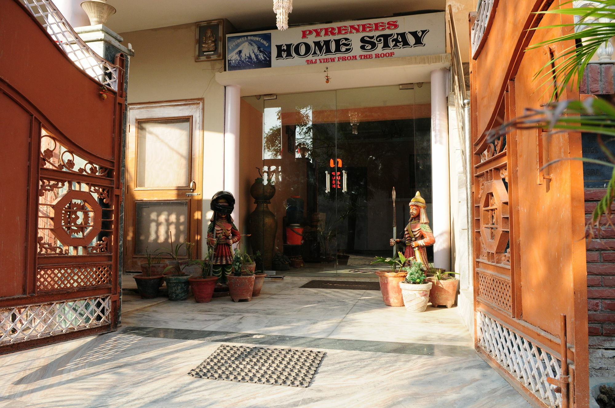 Pyrenees Homestay Agra  Exteriér fotografie